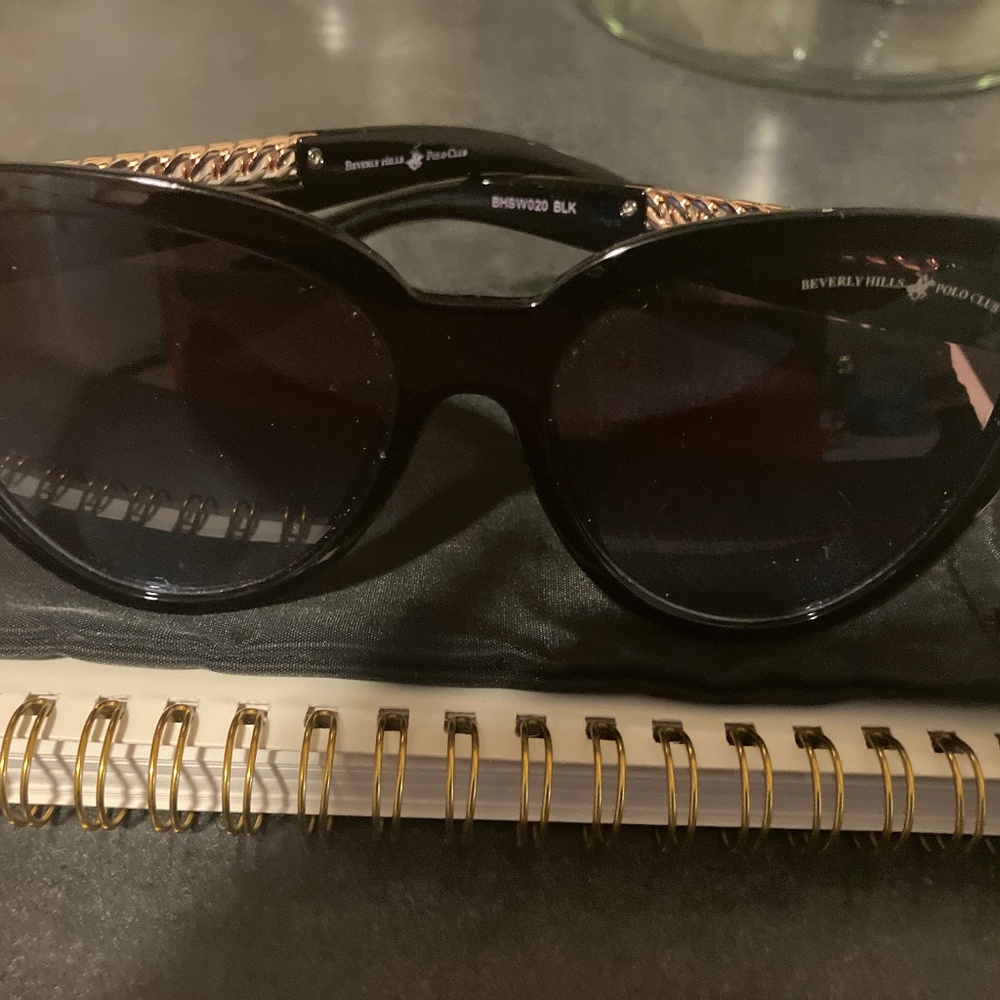 Beverly Hills Black Cat Eyes Sunnies 🕶️